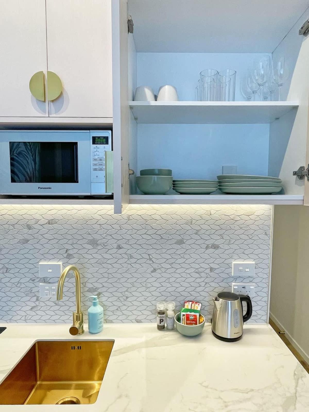 524- Stylish Urban Retreat On Queen Street *