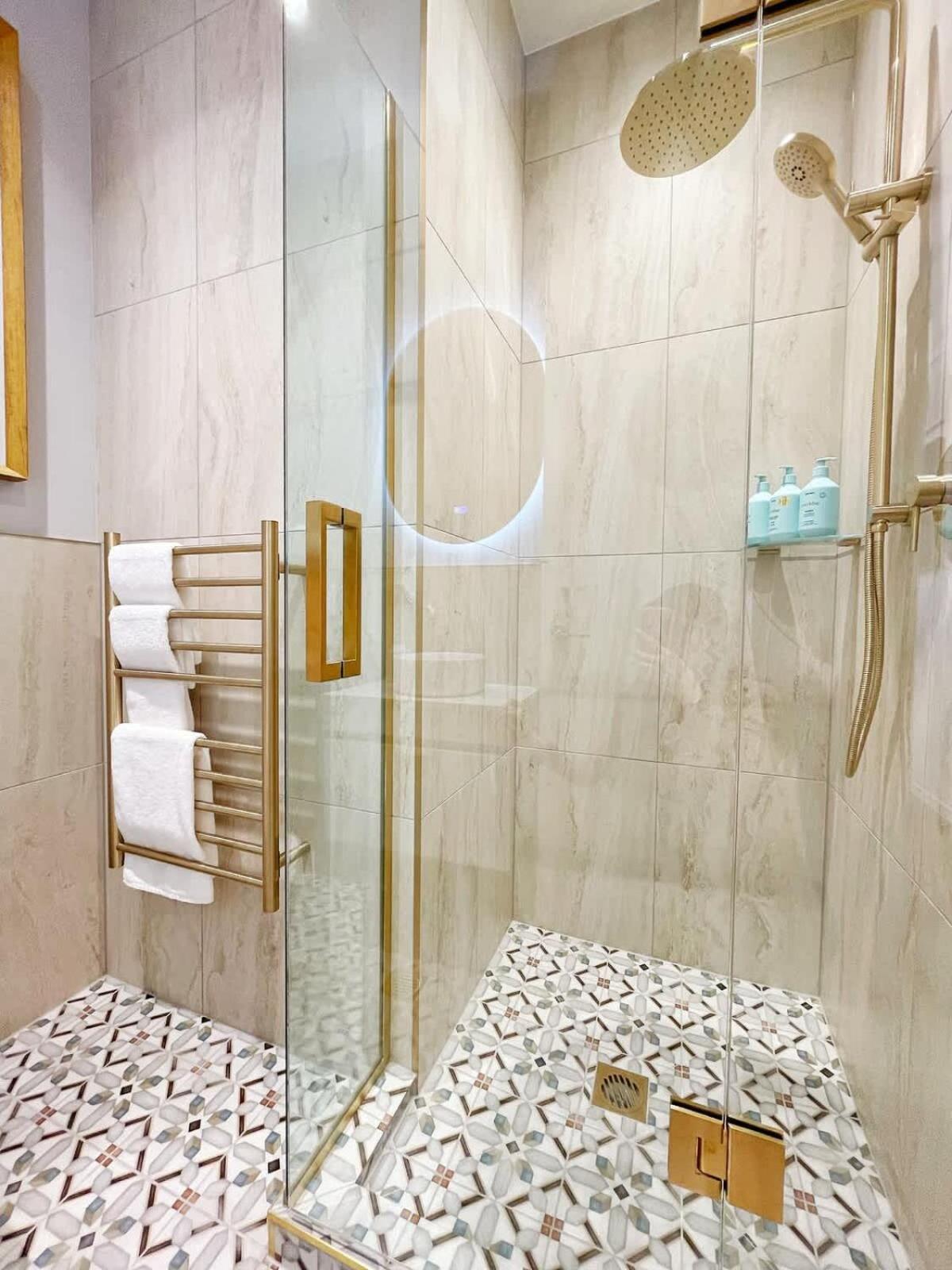 524- Stylish Urban Retreat On Queen Street