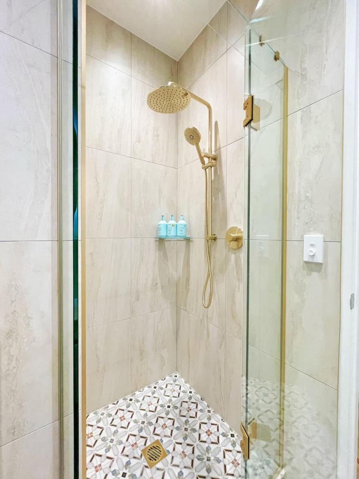 524- Stylish Urban Retreat On Queen Street Apartment